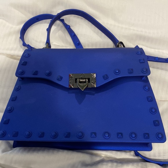 RUBBER STUD PURSE WITH SHOULDER STRAP AND REGULAR HANDLE IN ELECTRIC BLUE - Picture 8 of 8